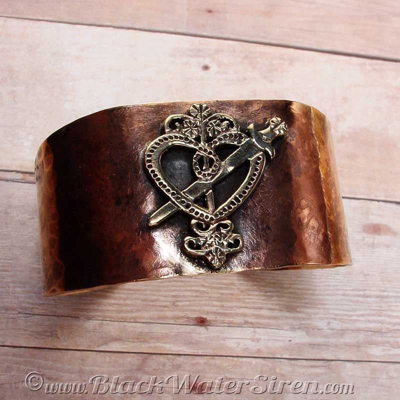 HAMMERED VEVE CUFF