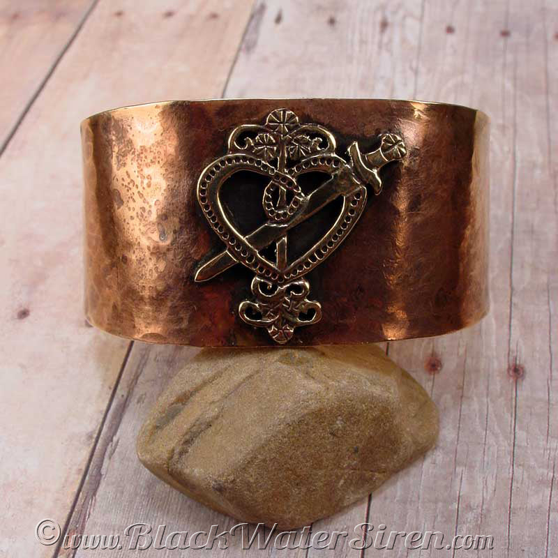 HAMMERED VEVE CUFF