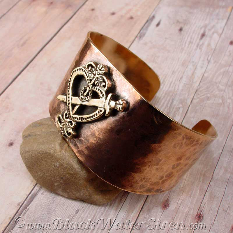 HAMMERED VEVE CUFF