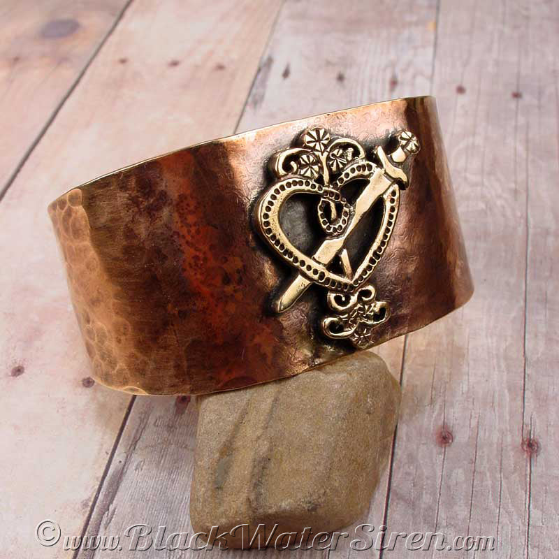 HAMMERED VEVE CUFF