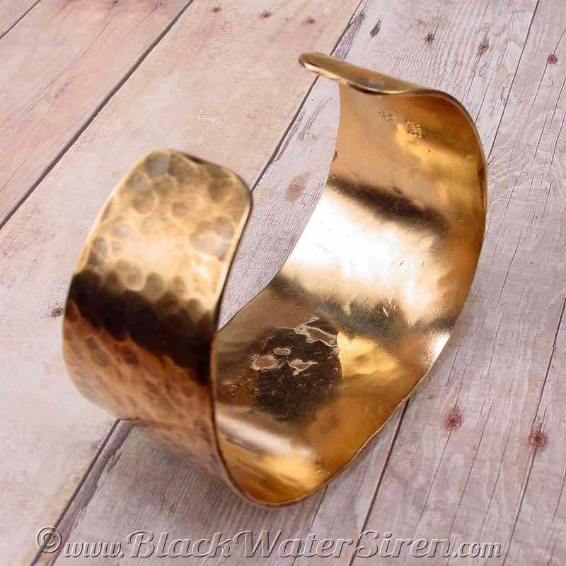 HAMMERED VEVE CUFF