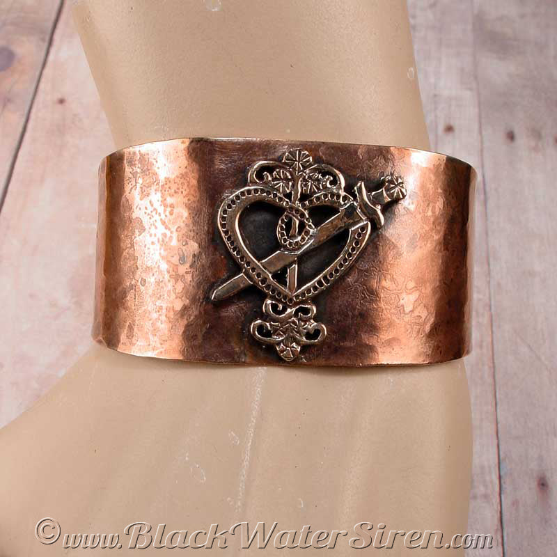 HAMMERED VEVE CUFF