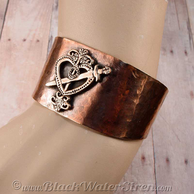 HAMMERED VEVE CUFF