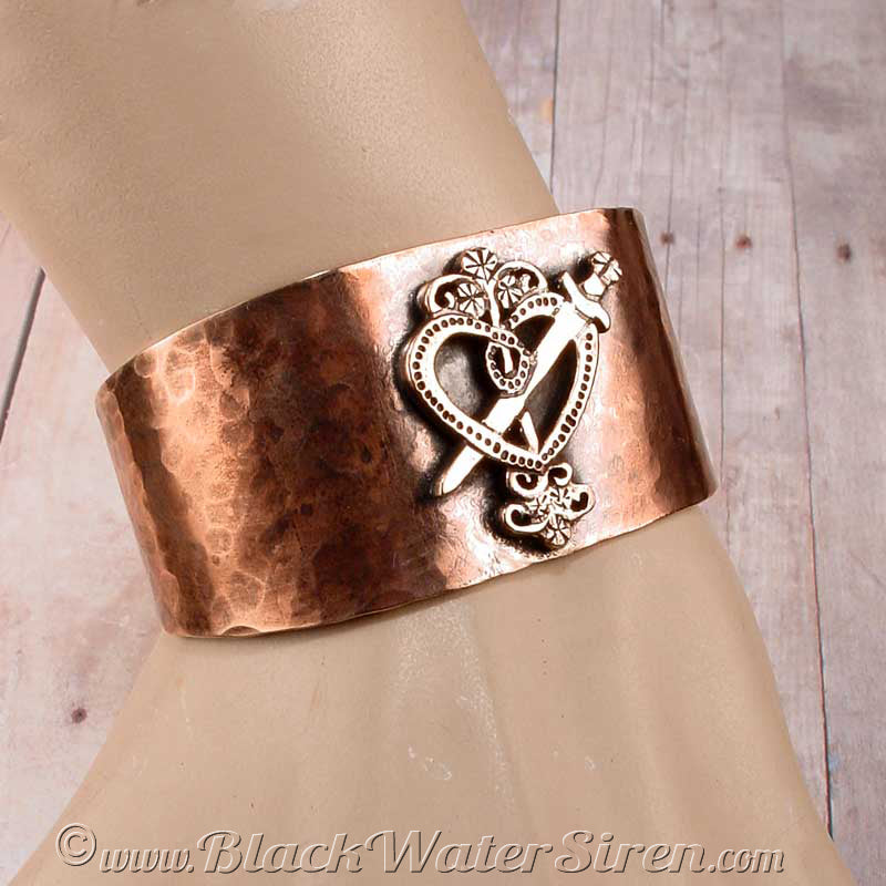 HAMMERED VEVE CUFF