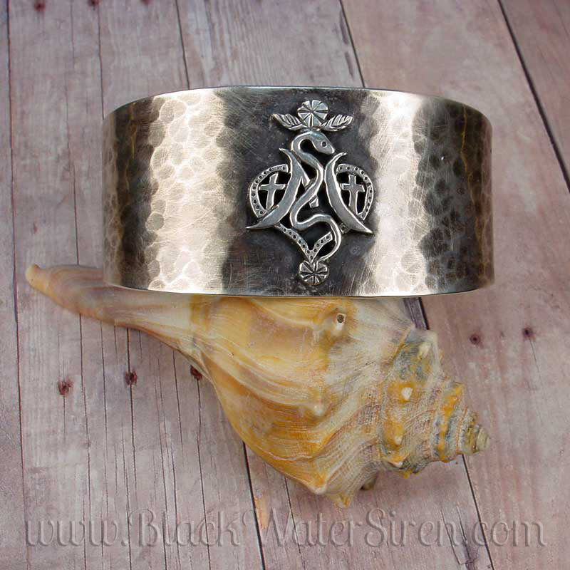 HAMMERED VEVE CUFF
