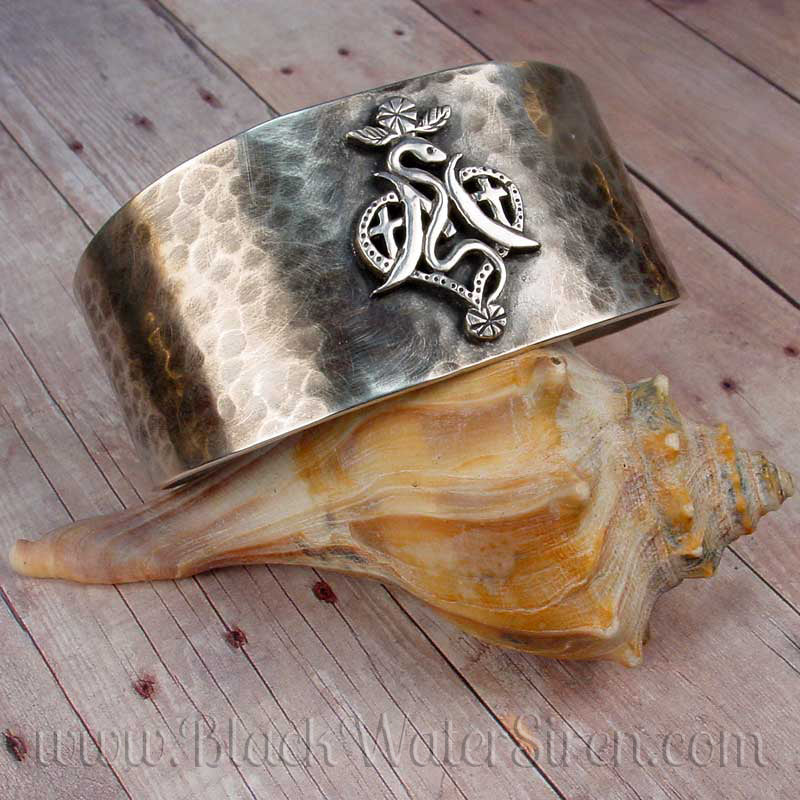 HAMMERED VEVE CUFF