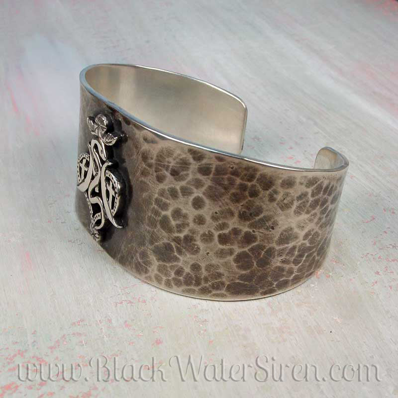 HAMMERED VEVE CUFF