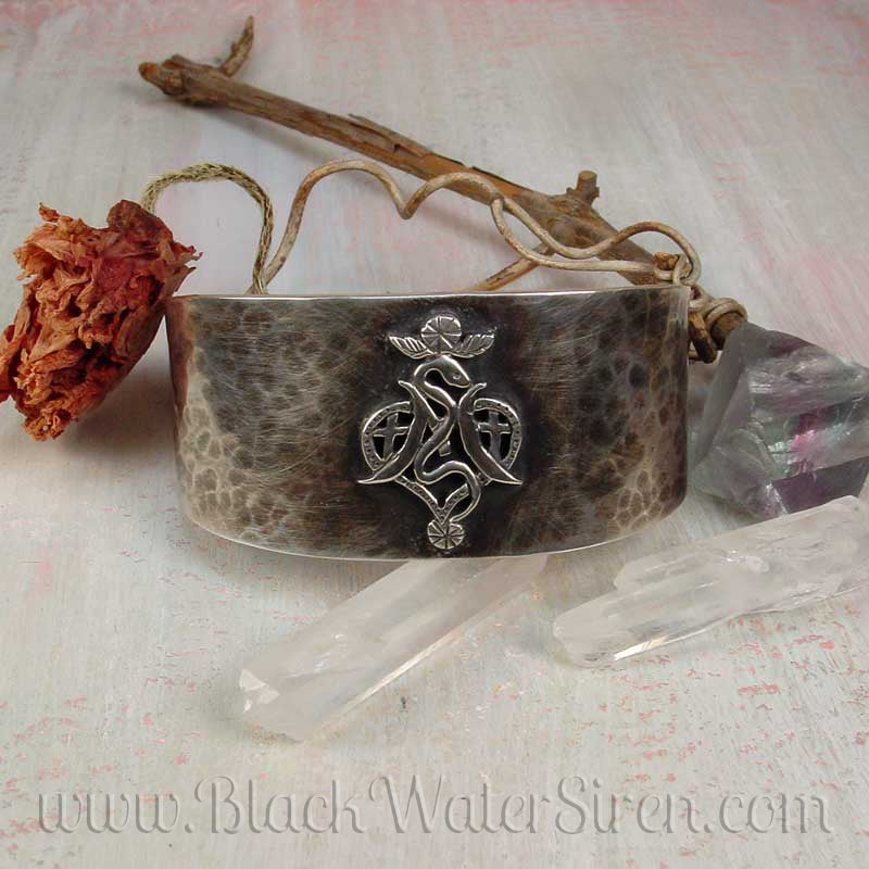 HAMMERED VEVE CUFF
