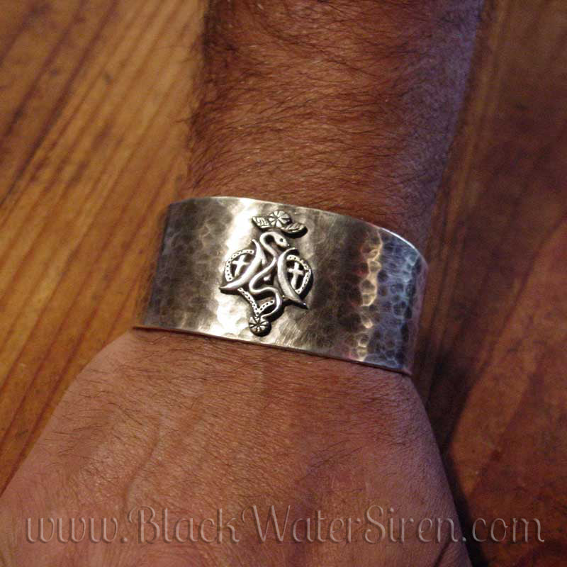 HAMMERED VEVE CUFF