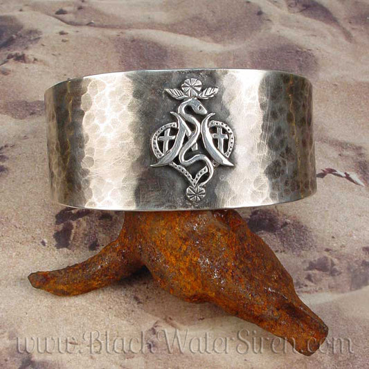 HAMMERED VEVE CUFF